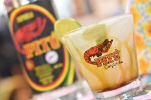 Caipitpú é um drink com limão e melaço de cana.