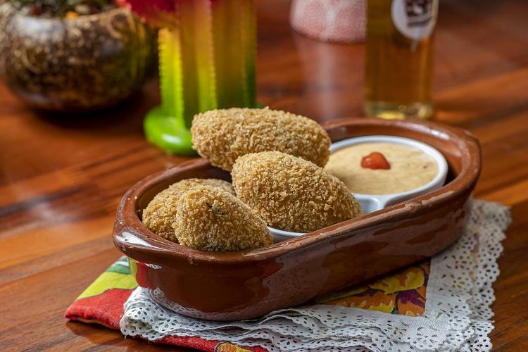 Bolinho de Galinha Caipira Baiao